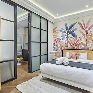 https://superb-apartment-louvre-museum.fr-paris.fr